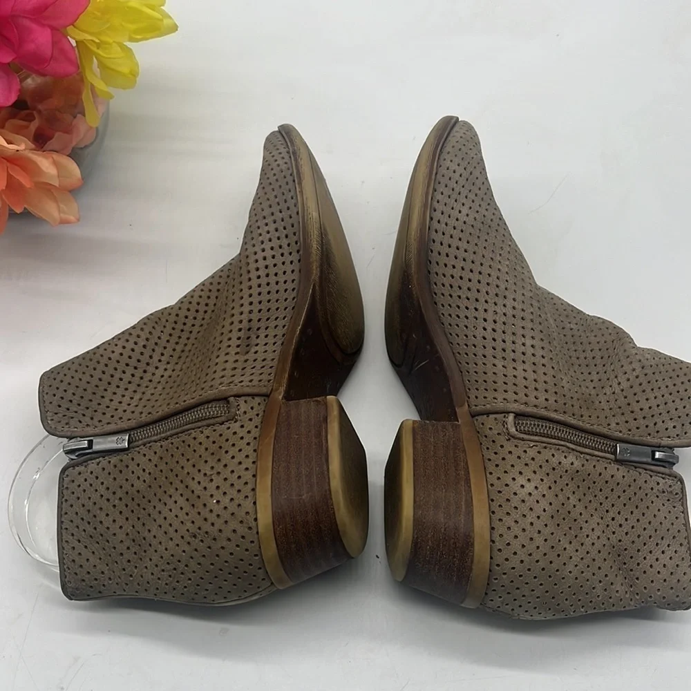 Lucky Brand Tan Cut Out Ankle Bootie Size 7.5. MCA3918C